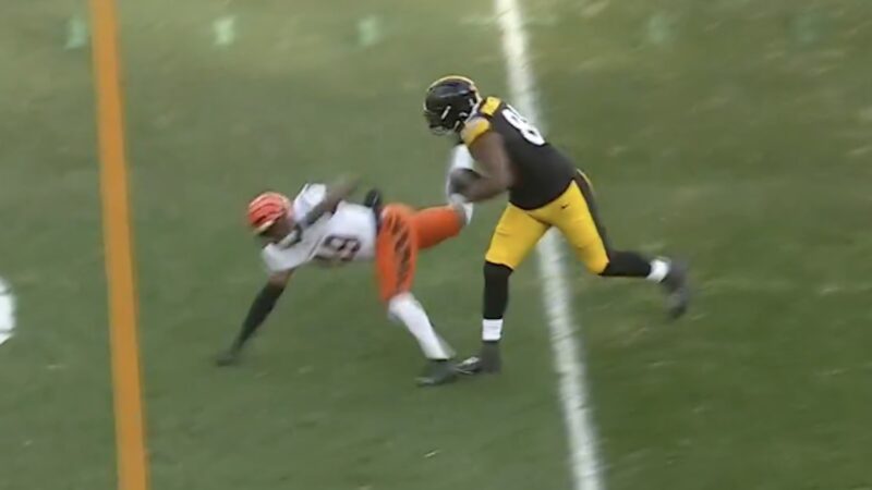 Darnell Washington runs through a defender