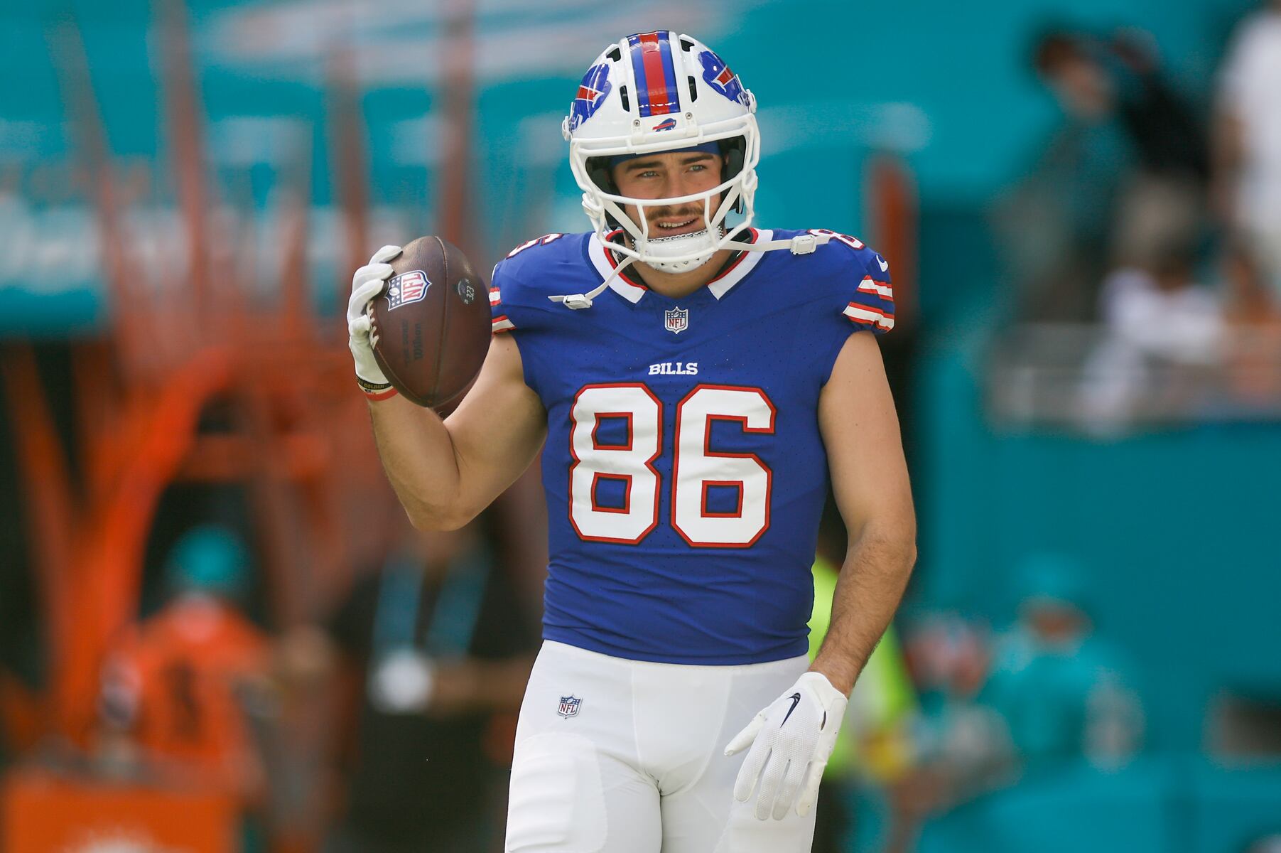 MIAMI GARDENS, FL - NOVEMBER 09: Buffalo Bills tight end Dalton Kincaid (86) warms up before the game between the Miami Dolphins and the Buffalo Bills on November 9, 2025 at Hard Rock Stadium in Miami Gardens, Fl. (Photo by David Rosenblum/Icon Sportswire via Getty Images)