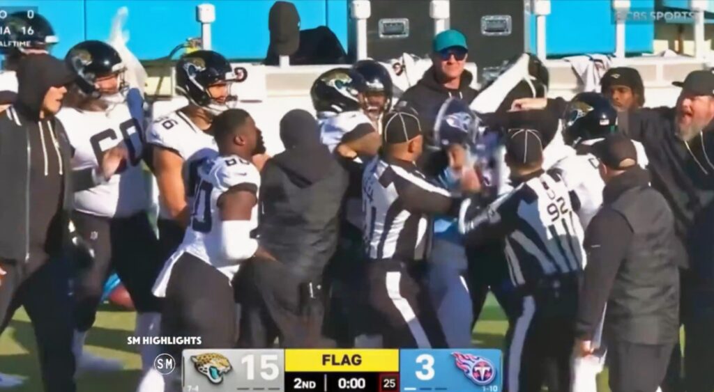 Players scuffling after Trevor Lawrence hit