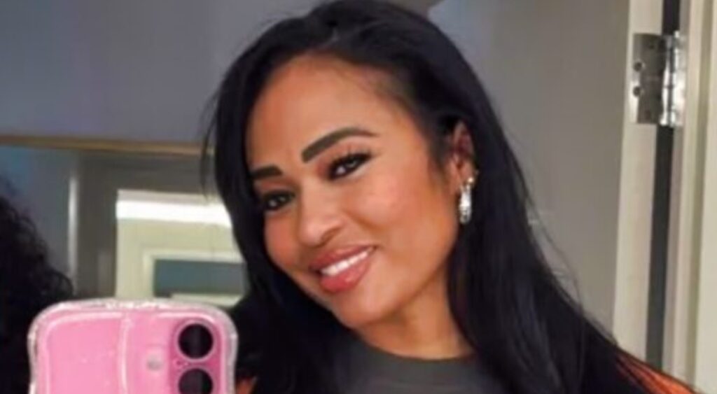 Shedeur Sanders’ Mom Steals the Show with Jaw-Dropping Outfit at Son’s NFL Debut