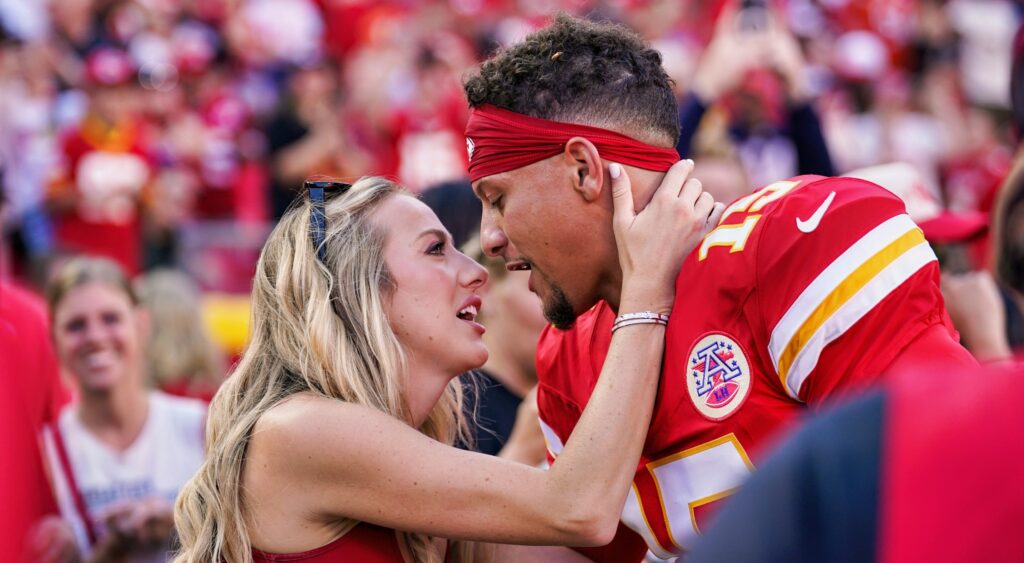 Patrick Mahomes and Brittany Mahomes kissing