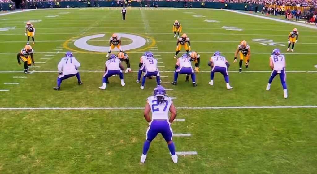 JJ McCarthy waiting on snap