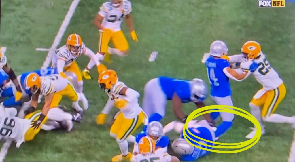 Amon-Ra St. Brown blocking on a play.