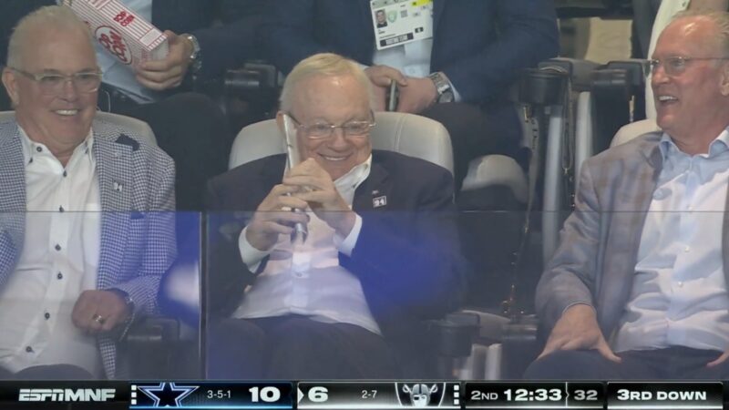 Jerry Jones looking giddy after Quinnen Williams got his first sack as a Cowboy