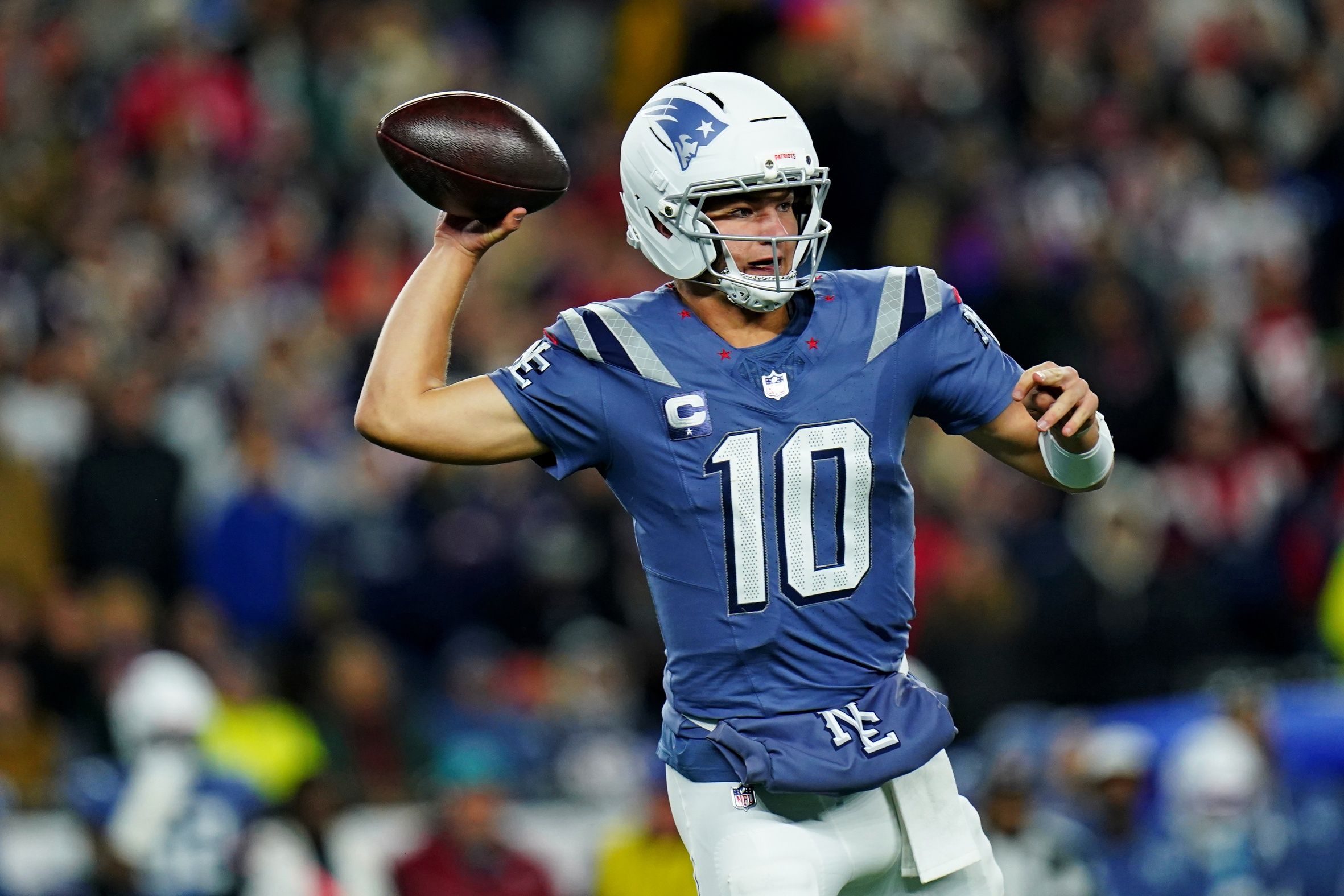 New England Patriots quarterback Drake Maye (10) makes a pass during the first half against the New York Jets at Gillette Stadium.