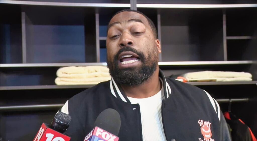 Shelby Harris complaining about Jauan Jennings.