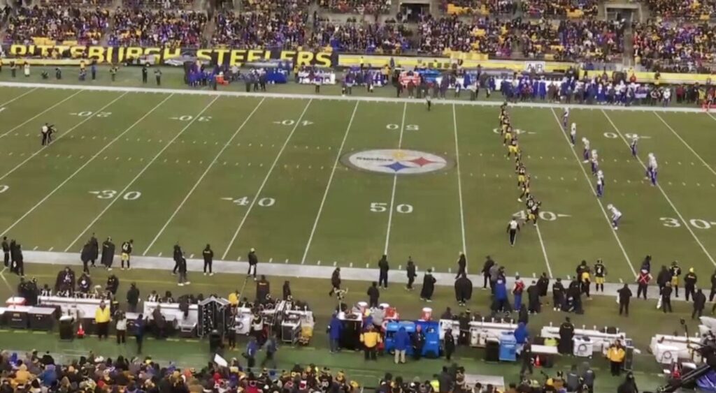 Pittsburgh Steelers kicking off vs. Buffalo BIlls. The NFL refs made a mistake on this play.