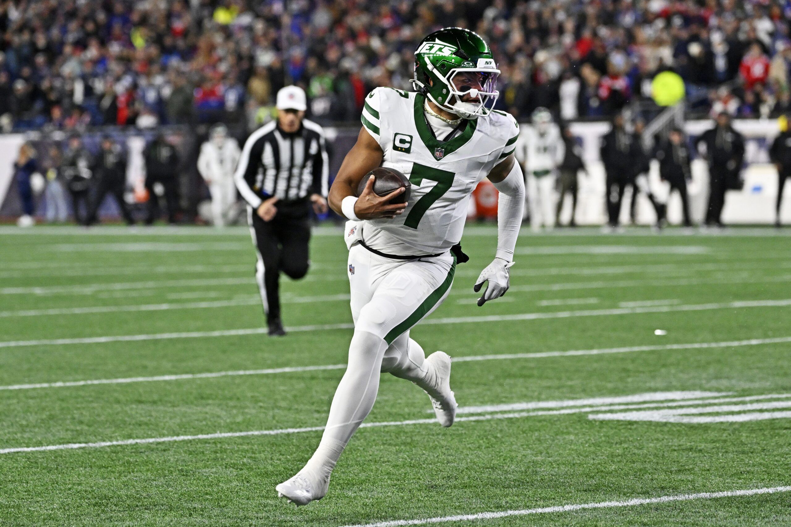 New York Jets quarterback Justin Fields (7) runs the ball for a touchdown during the first half against the New England Patriots at Gillette Stadium.